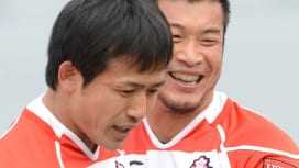 70キャップ獲得の韓国戦で３トライ挙げ、勝利に貢献した小野澤（左）と祝福する仙波（撮影：…
